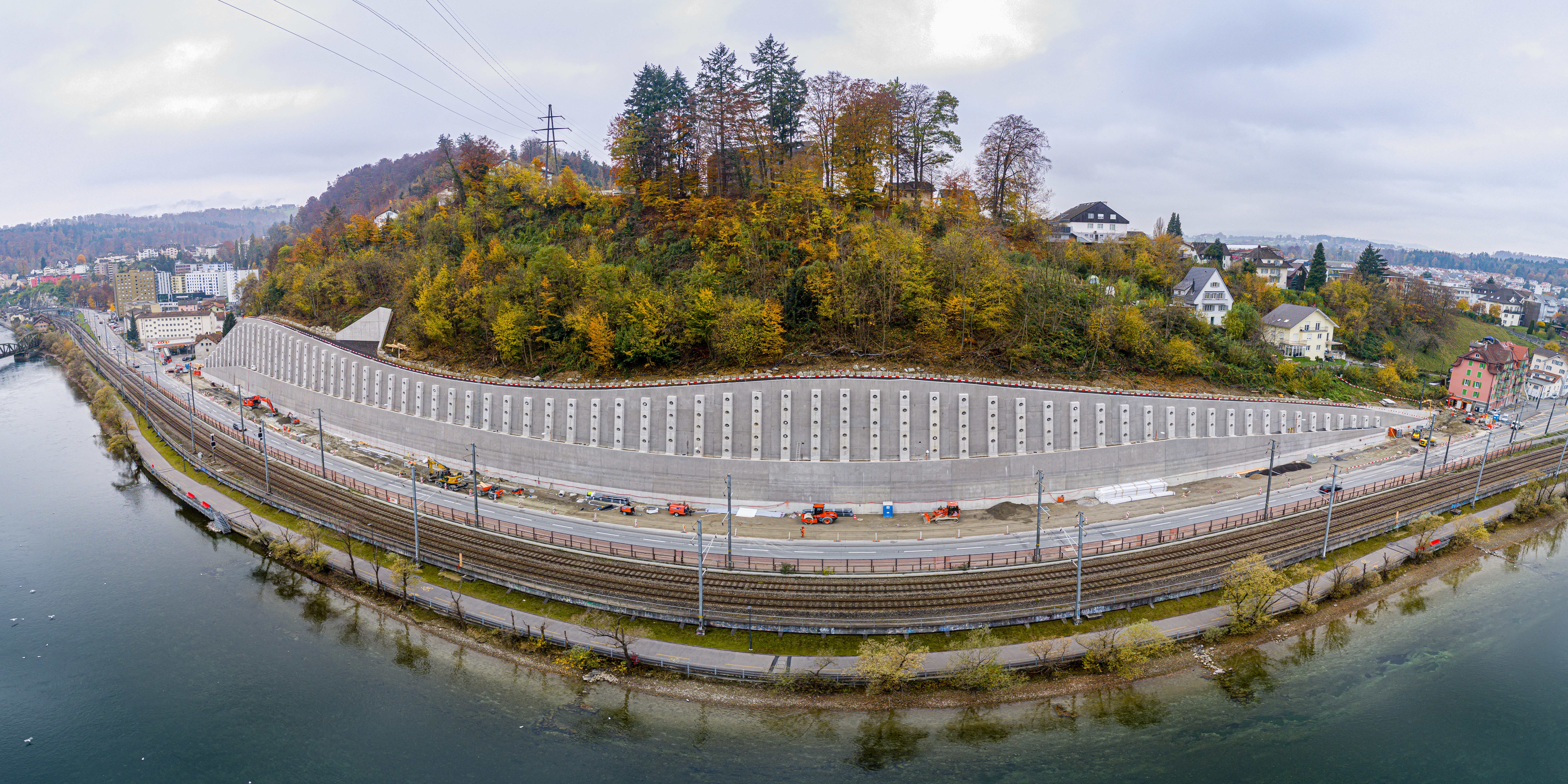 Die neue Reussthalmauer ist gebaut und das Schutzgerüst wurde entfernt. Am Fuss der Mauer sind die Strassenbauarbeiten bereits im vollen Gange. Drohnenaufnahme vom 05.11.2020.