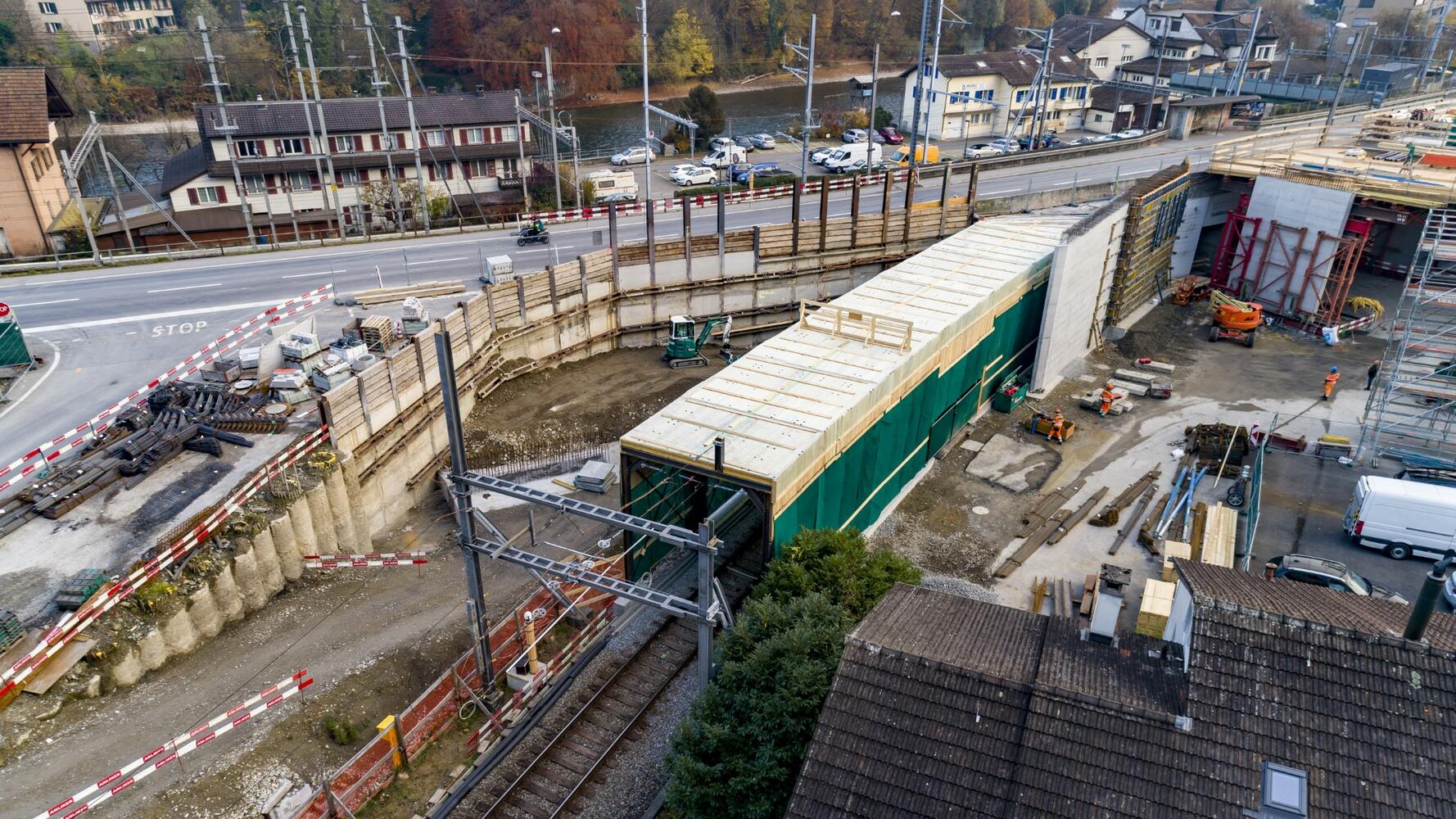 Bau der ersten Hälfte der neuen Überführung (rechts im Bild) mit Schutztunnel (Aufnahme vom 19.11.2021).