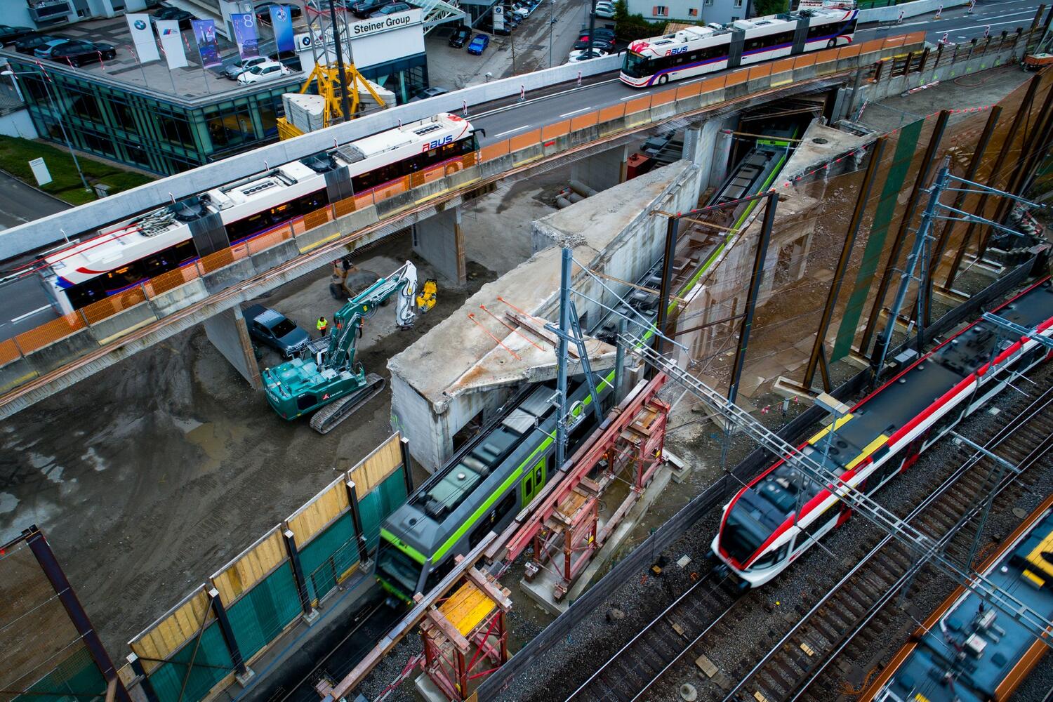 Die bestehende Überführung ist bis auf die beiden Wände entlang des Bahngleises abgebrochen. Die Tunneldecke über dem Fahrraum der Bahn wurde herausgehoben. Das Schutzgerüst (rechts und links unten im Bild) ist bereits montiert (Aufnahme vom 25.11.2022).