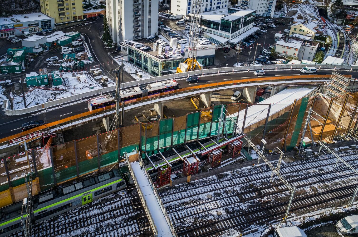 Die letzten Bauteile der alten Überführung sind entfernt und der Schutztunnel für den Bau der zweiten Hälfte ist montiert (Aufnahme vom 19.12.2022).