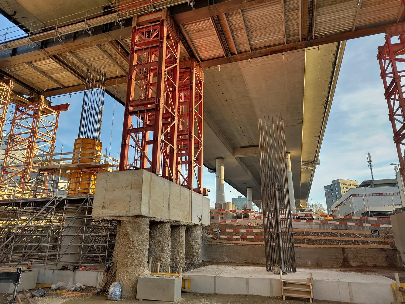 Baustelle unter einer Brücke mit Stahlträgern