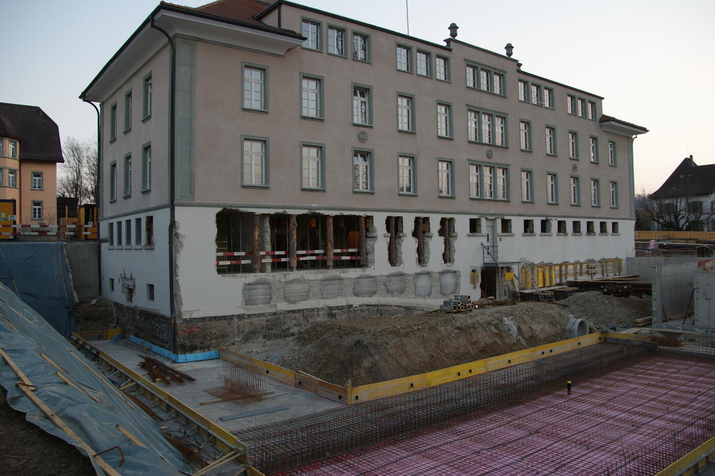 Südfassade Altbau + Bodenplatte Neubau