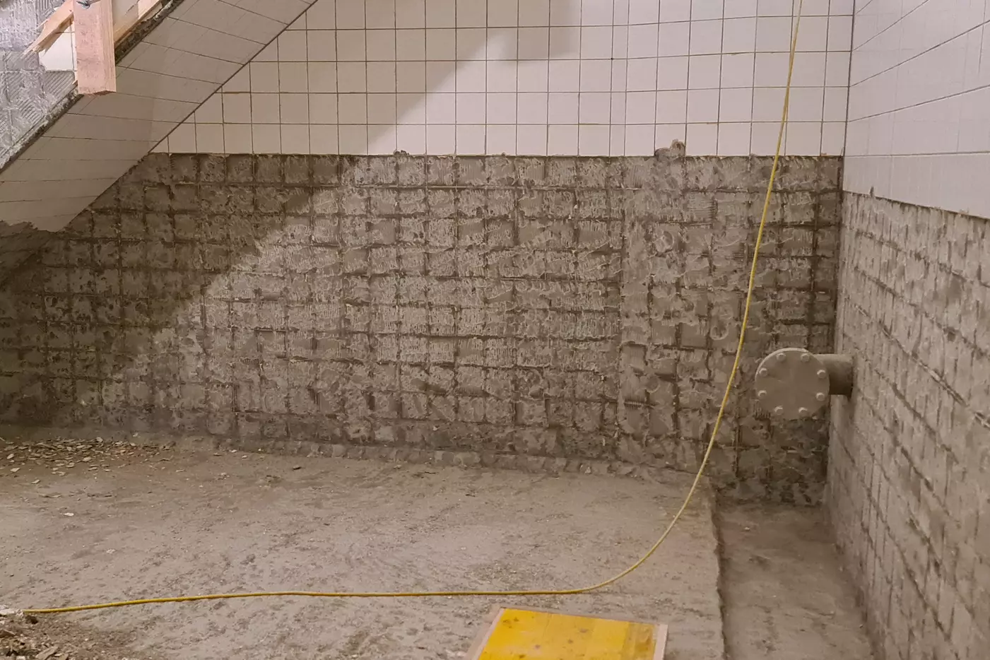 Abbruch des Plattenbelags