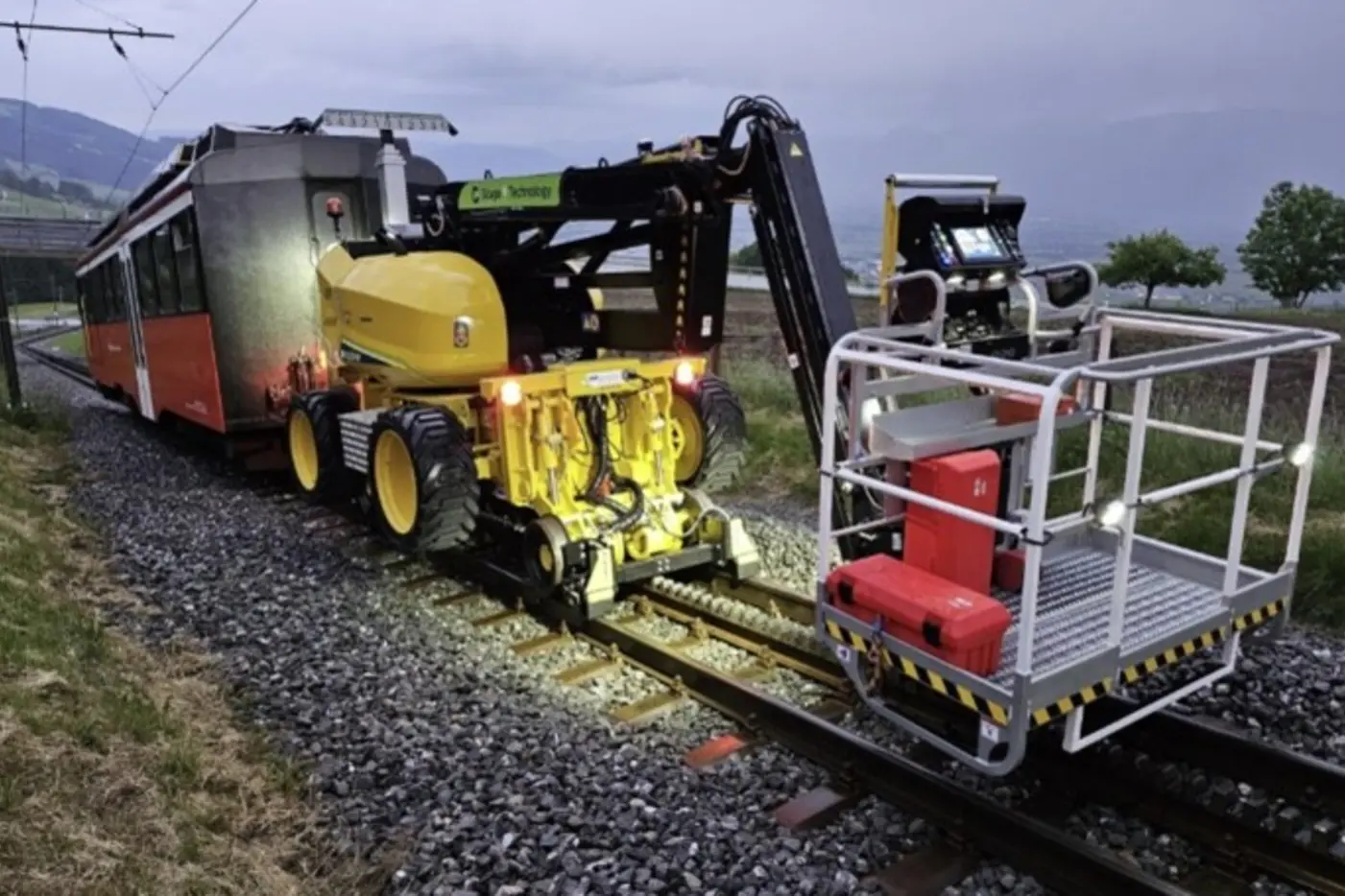 2-Wege-Hebebühne mit Mag-netschienenbremse