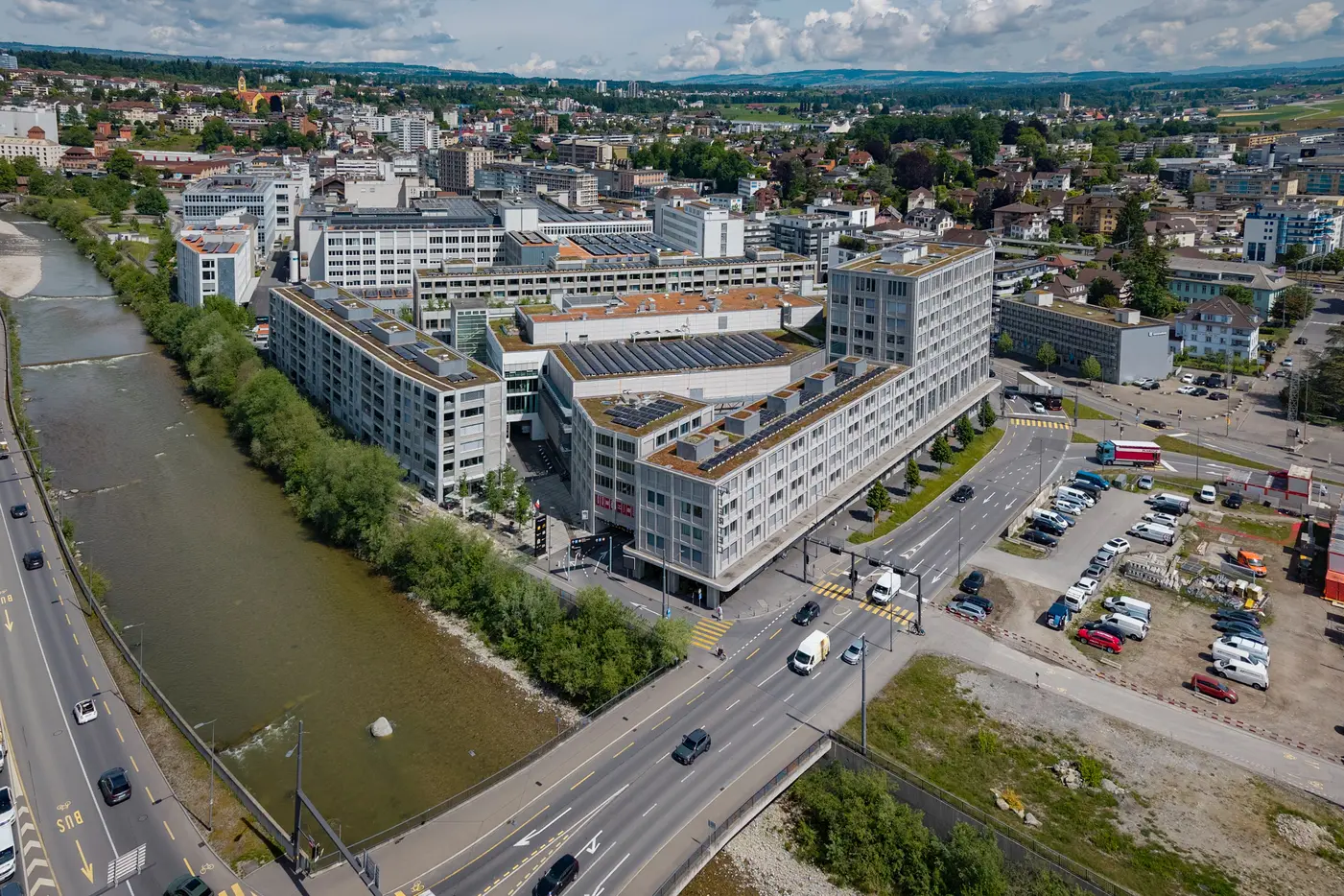 Gebäudekomplex mit Strasse, Autos plus Fluss