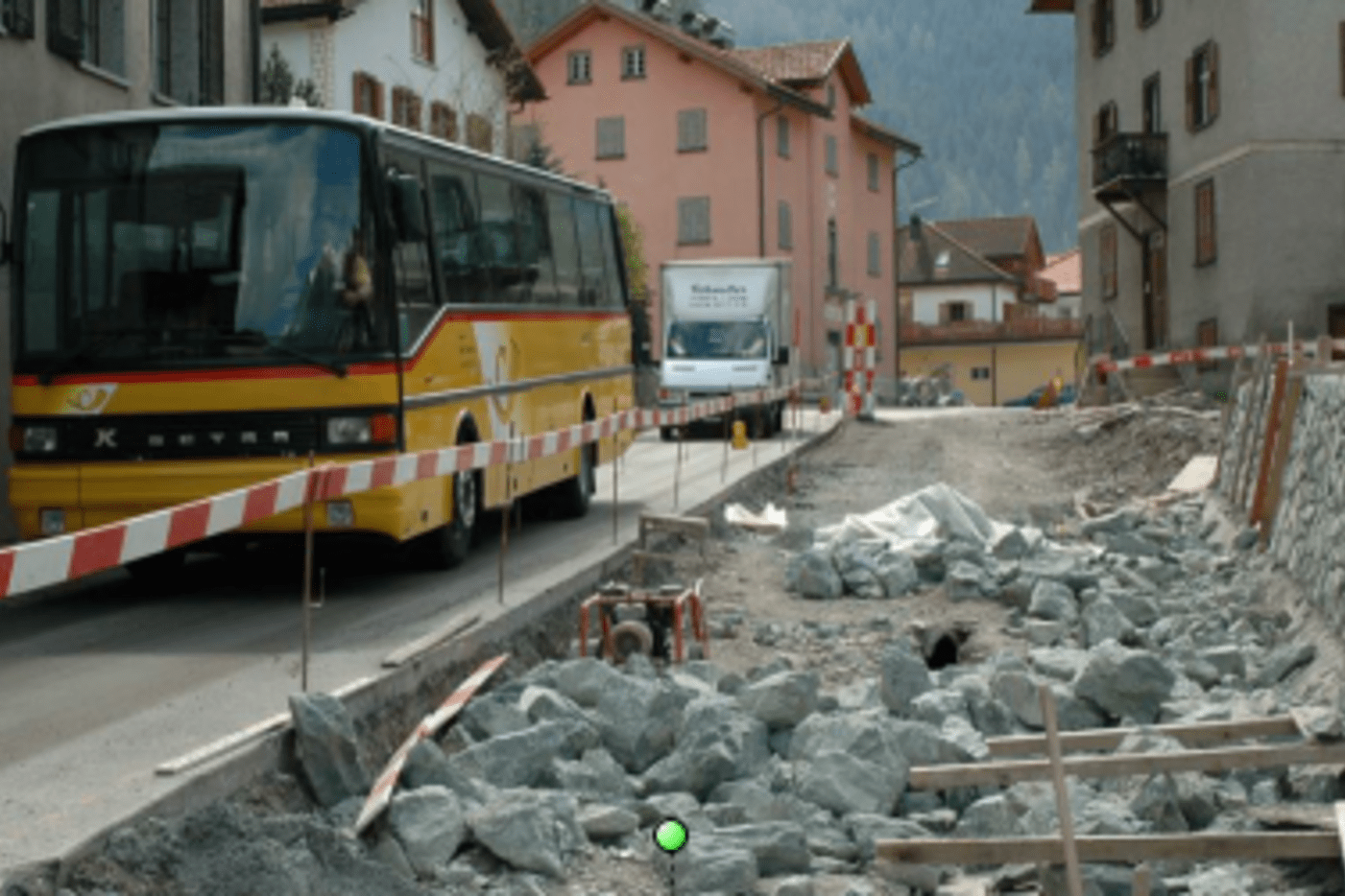 Erneuerung Werkleitungen, Platzgestaltung Tinizong-Rona: Ausbau Kantonsstrasse mit Werkleitungen unter Aufrechterhaltung Verkehr