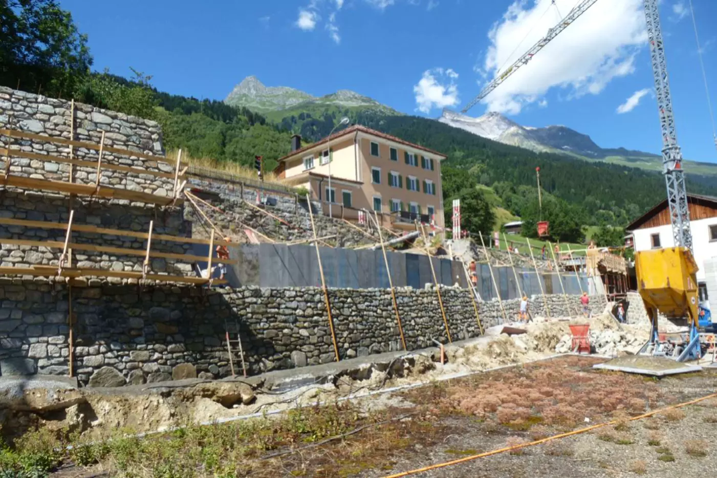 Strassenkorrektion Oberalpstrasse H19, Rabius-Sumvitg: Bau der Stützmauer in Rabius