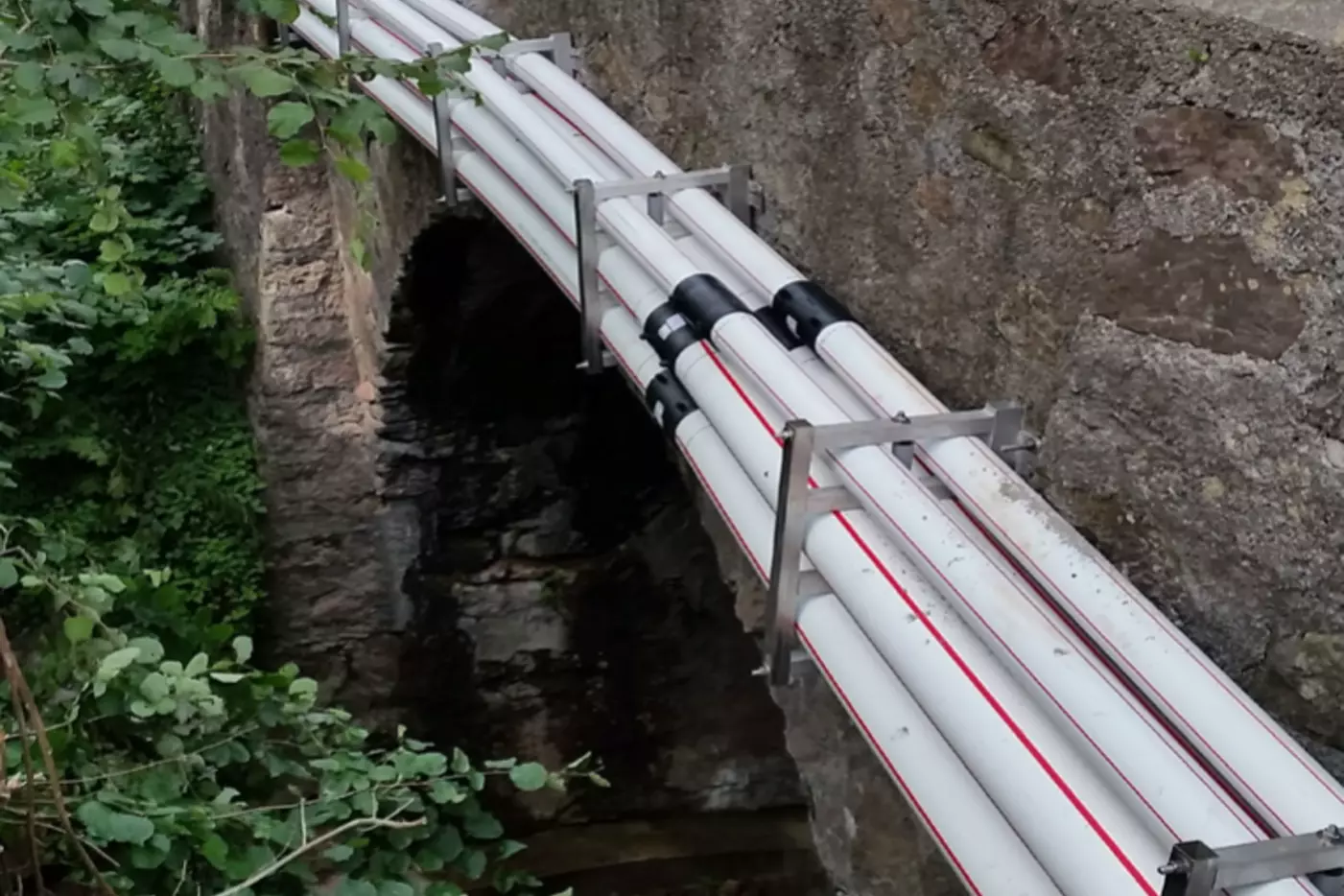 16 kV Leitung Zentrale Gödis - TS Grüebli: Rohraufhängung Talbachbrücke