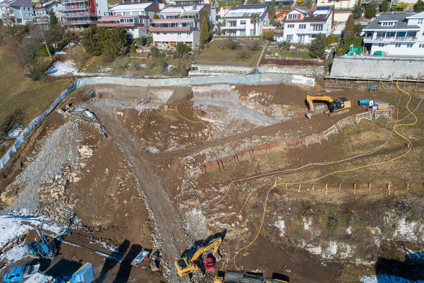 Neubau Wohnüberbauung Hirsacher: Baubeginn Baugrube Hang
