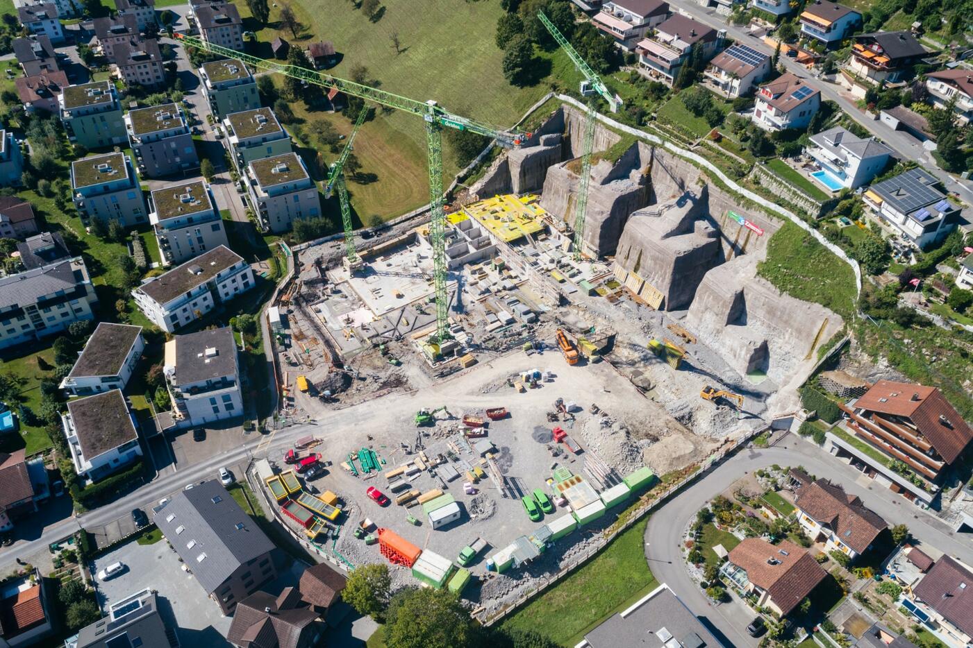 Neubau Wohnüberbauung Hirsacher: Baugrube fertig