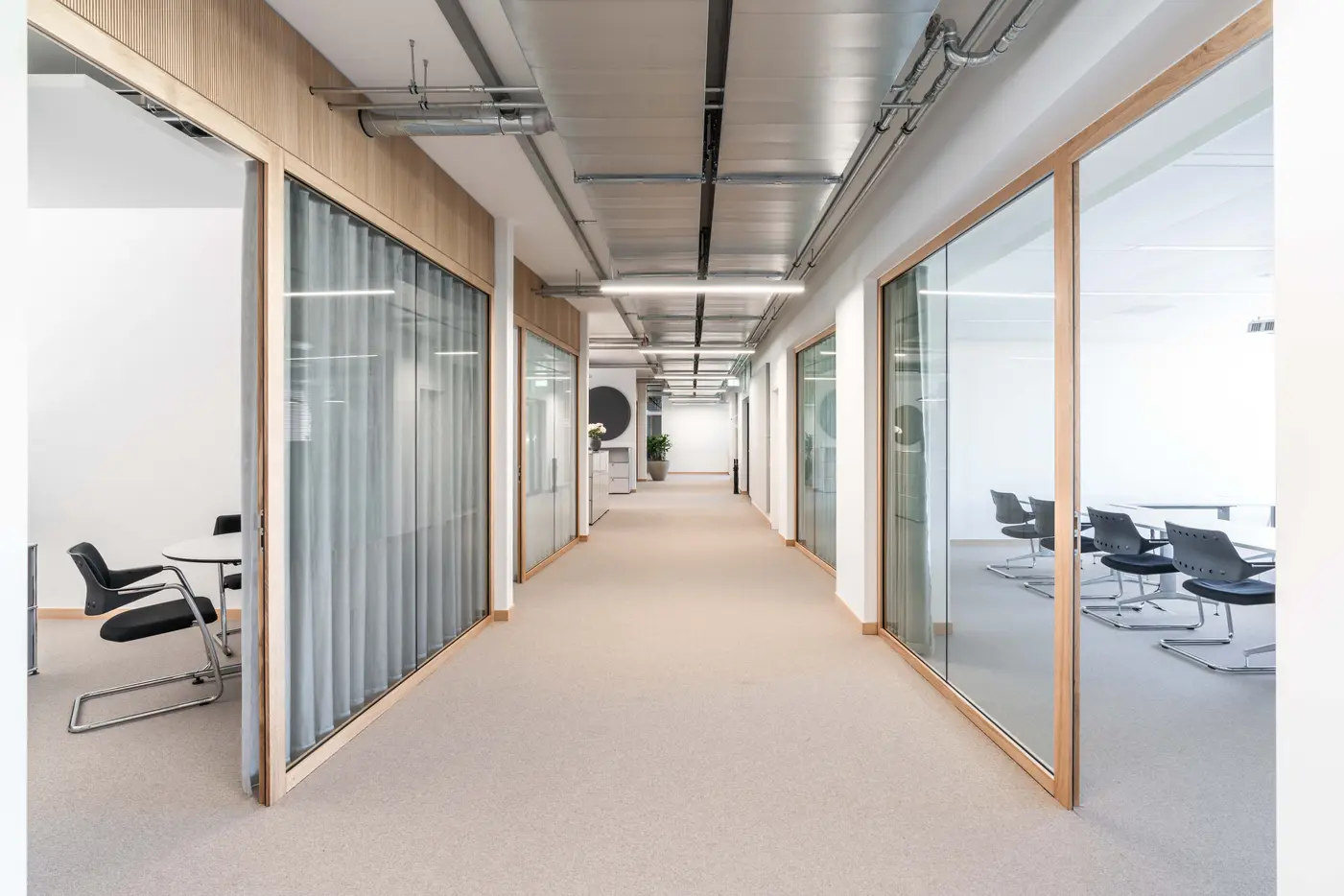 Mieterausbau Büros EBIC, Seebahnstrasse 89, Zürich, Korridor & Sitzungszimmer 