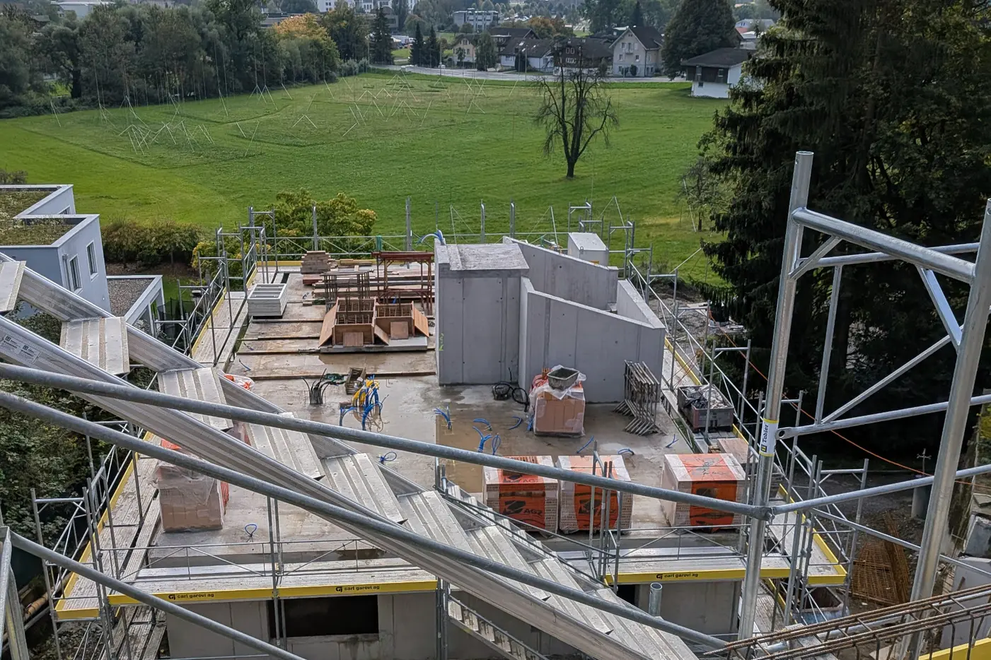 Bodenplatten Einstellhalle Haus mit Nagelwand