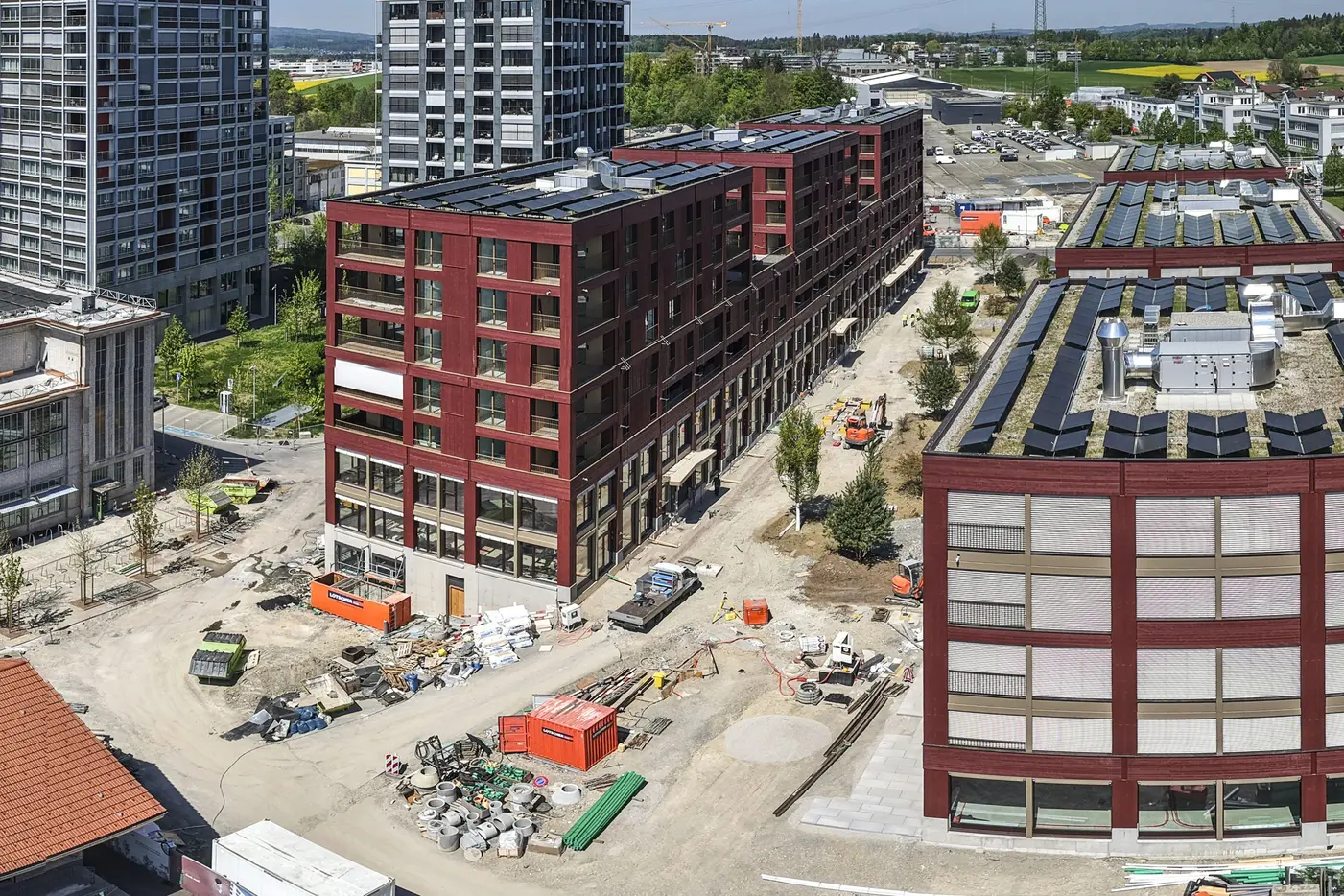 Hochhäuser mit Baustelle vor den Gebäuden