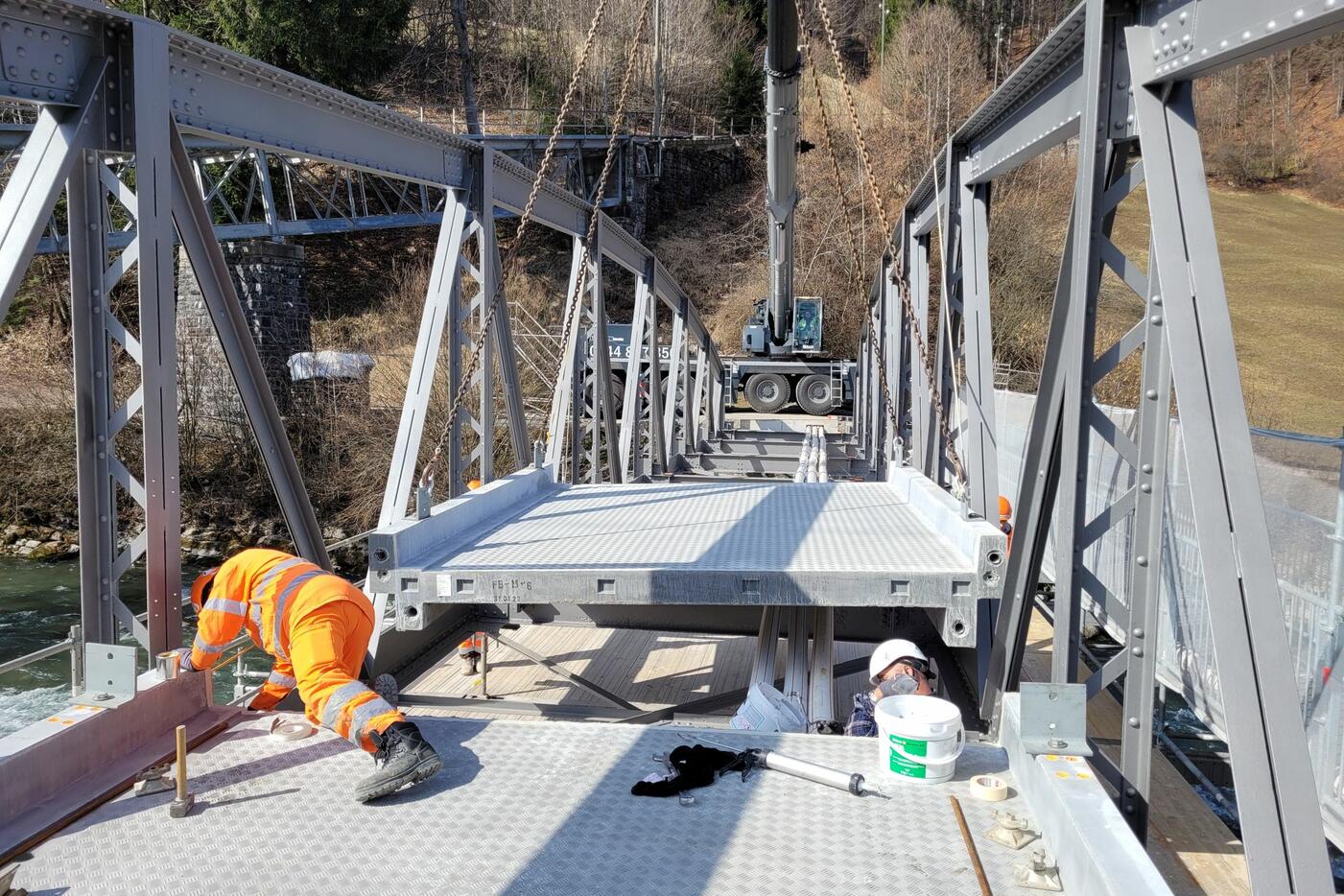 Modernisierung Kanderbrücke Mülenen (Versetzen der Elemente)