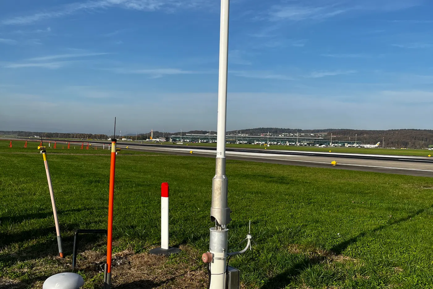 Neuer Mast Distance Measuring Equipment Piste 34, Flughafen Zürich