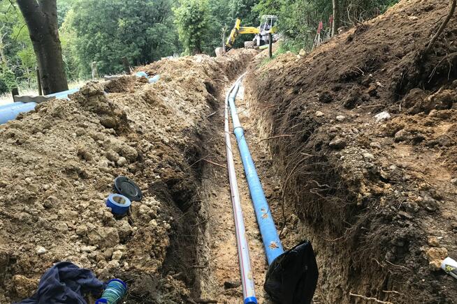 Verlegung der Wasserleitung und des Kabelschutzrohres im Steilhang