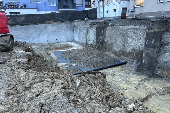 Baugrube mit Sicherungen