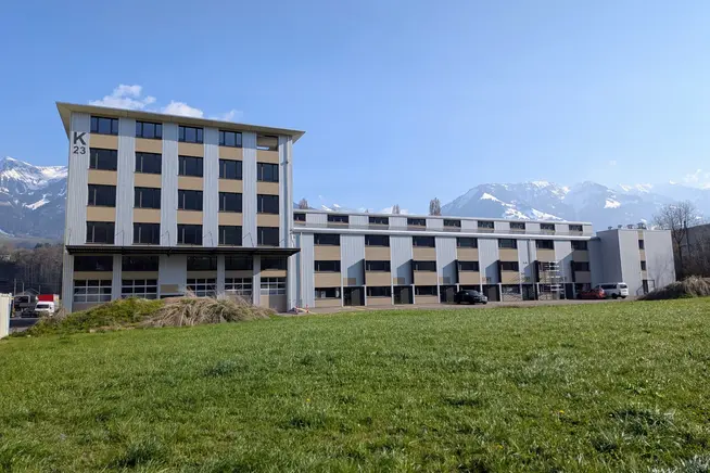 Fertiggestellte Gebäude mit Holzhalle