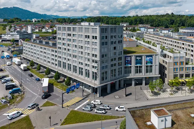 Gebäudekomplex mit Strasse und Autos