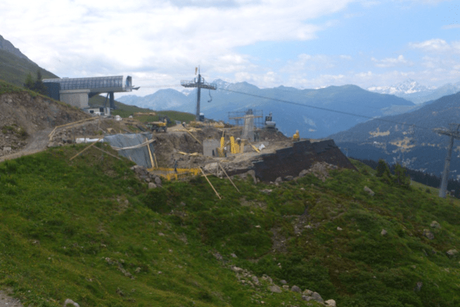 6er Sesselbahn Heimberg - Motta: Talstation "Heimberg", fundiert auf erdbewehrter Stützmauer