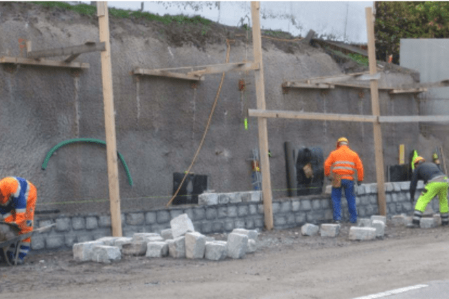 Stützmauer Masanserstrasse, Chur: Hochziehen der Steinvormauerung