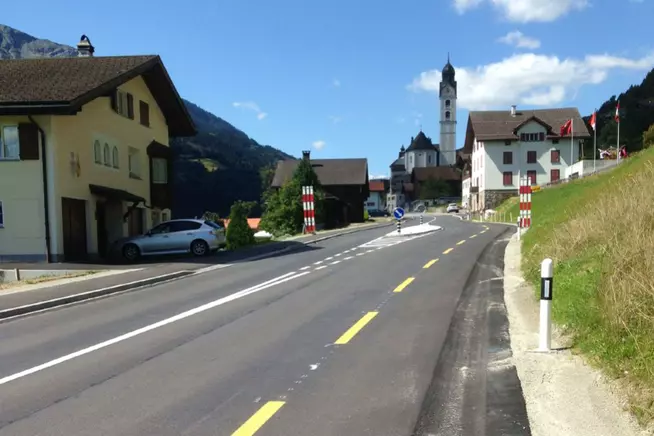 Strassenkorrektion Oberalpstrasse H19, Rabius-Sumvitg: Bergseitige Verbreiterung innerorts in Sumvitg