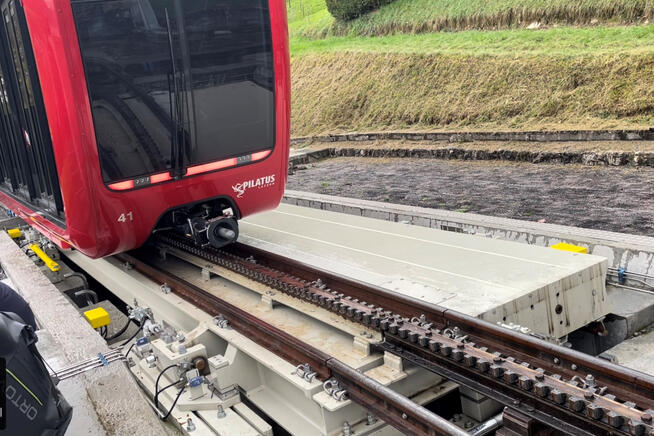neuer Zahnradbahntriebwagen der Pilatus-Bahnen auf Gleiswender
