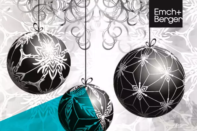 Drei hängende Weihnachtskugeln in Schwarz und Blau mit dekorativen Mustern.